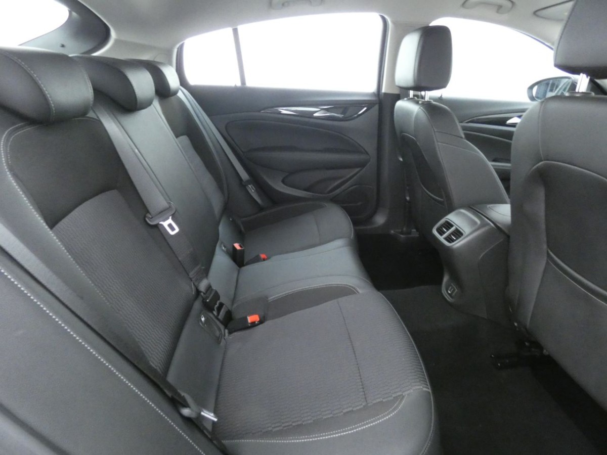 VAUXHALL INSIGNIA GRAND SPORT 1.6 TECH LINE NAV 5D 135 BHP - 2019 - £12,400