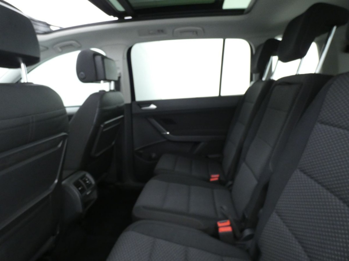 VOLKSWAGEN TOURAN 2.0 SE FAMILY TDI BLUEMOTION TECHNOLOGY DSG 5D 148 BHP - 2018 - £16,700