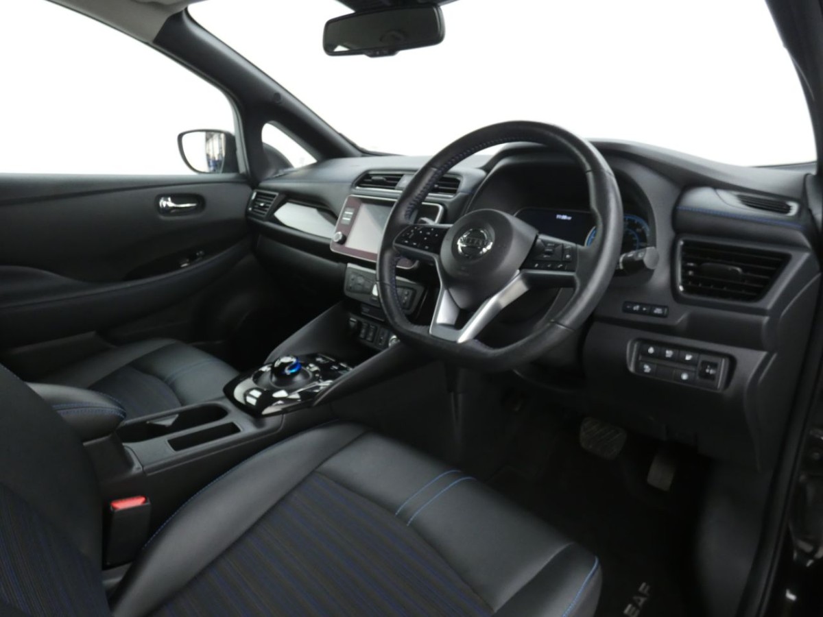 NISSAN LEAF N-CONNECTA 5D 148 BHP - 2021 - £12,400