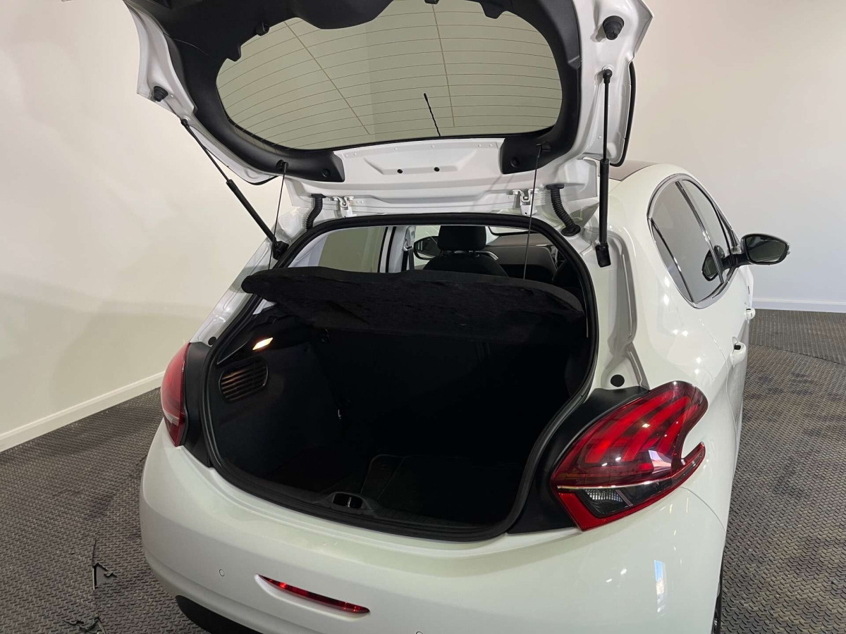 PEUGEOT 208 2019 (19) 1.2 PURETECH TECH EDITION HATCHBACK 5DR PETROL MANUAL EURO 6 (S/S) (82 PS) - 2019 - £7,300
