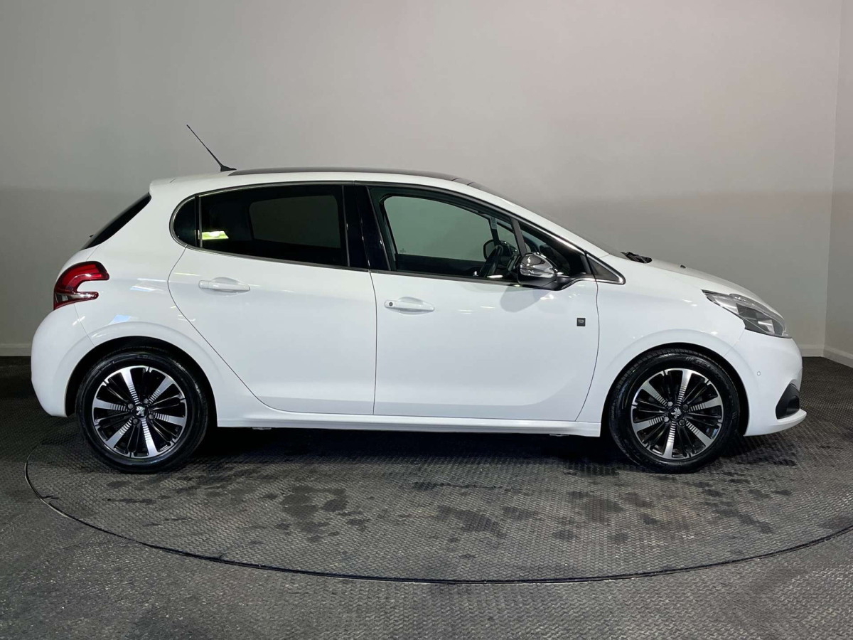 PEUGEOT 208 2019 (19) 1.2 PURETECH TECH EDITION HATCHBACK 5DR PETROL MANUAL EURO 6 (S/S) (82 PS) - 2019 - £7,300