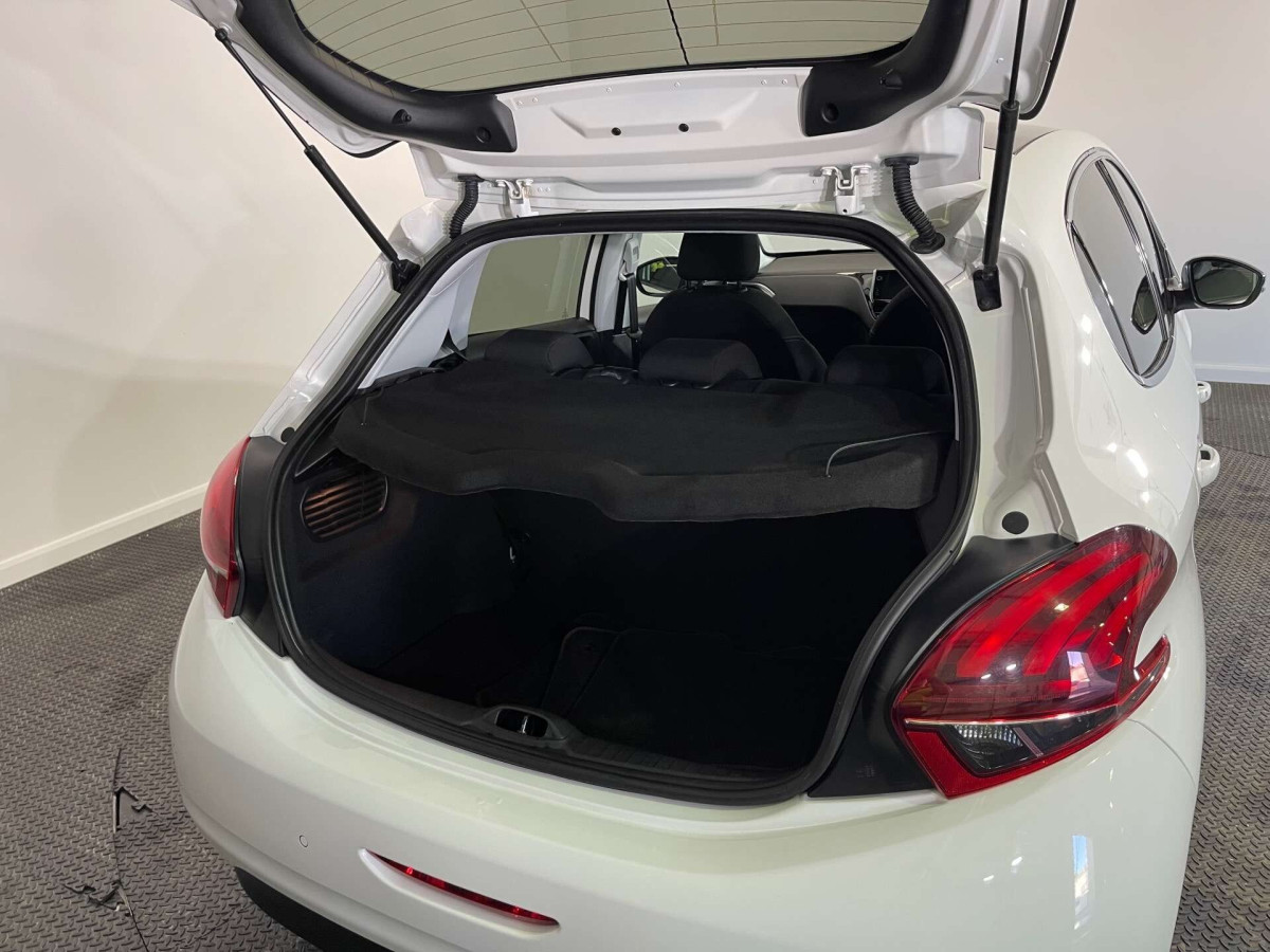 PEUGEOT 208 2019 (19) 1.2 PURETECH TECH EDITION HATCHBACK 5DR PETROL MANUAL EURO 6 (S/S) (82 PS) - 2019 - £7,300