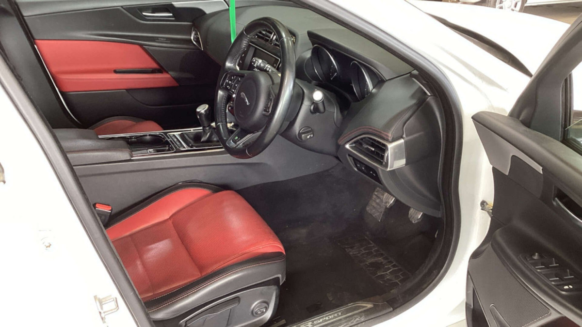 JAGUAR XE 2016 (16) 2.0D R-SPORT SALOON 4DR DIESEL MANUAL EURO 6 (S/S) (180 PS) - 2016 - £8,900