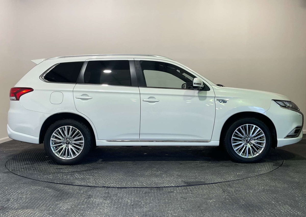 MITSUBISHI OUTLANDER 2018 (68) 2.4H TWINMOTOR 13.8KWH 4H SUV 5DR PETROL PLUG-IN HYBRID CVT 4WD EURO 6 (S/S - 2018 - £14,250