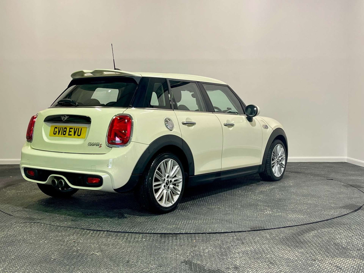 MINI HATCH 2018 (18) 2.0 COOPER S HATCHBACK 5DR PETROL STEPTRONIC EURO 6 (S/S) (192 PS) - 2018 - £10,000