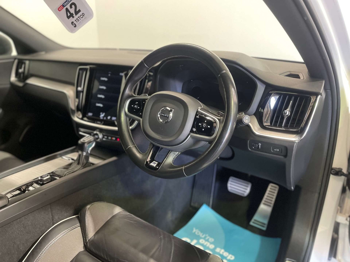 VOLVO V60 2019 (69) 2.0 D3 R-DESIGN ESTATE 5DR DIESEL AUTO EURO 6 (S/S) (150 PS) - 2019 - £17,000
