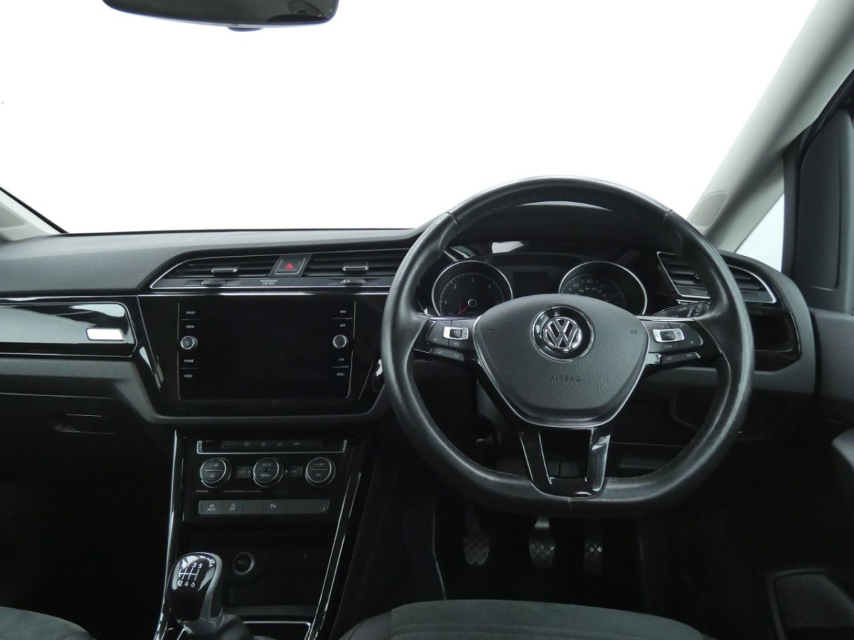 VOLKSWAGEN TOURAN 2.0 SEL TDI 5D 148 BHP - 2020 - £16,400