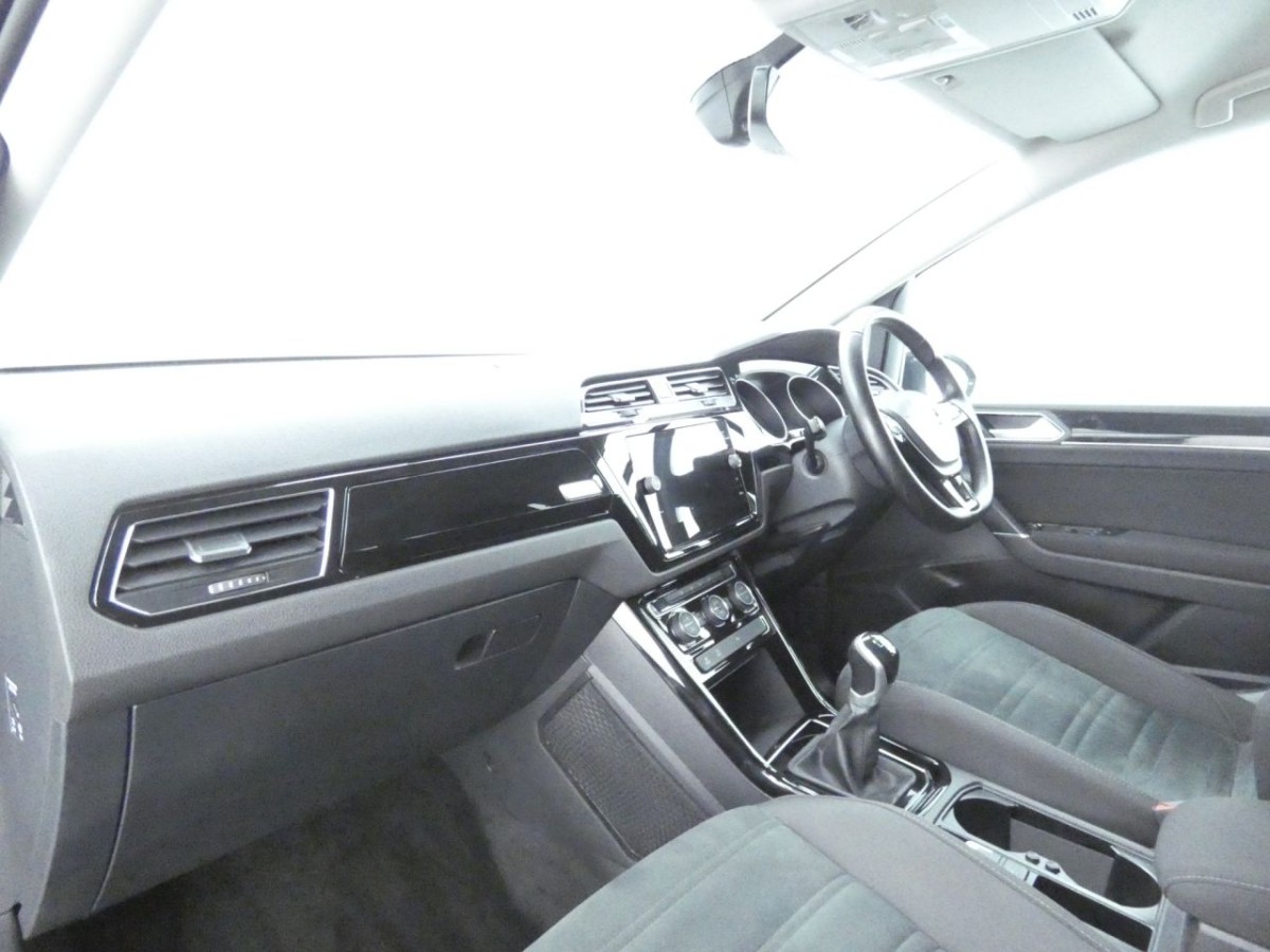 VOLKSWAGEN TOURAN 2.0 SEL TDI 5D 148 BHP - 2020 - £16,400
