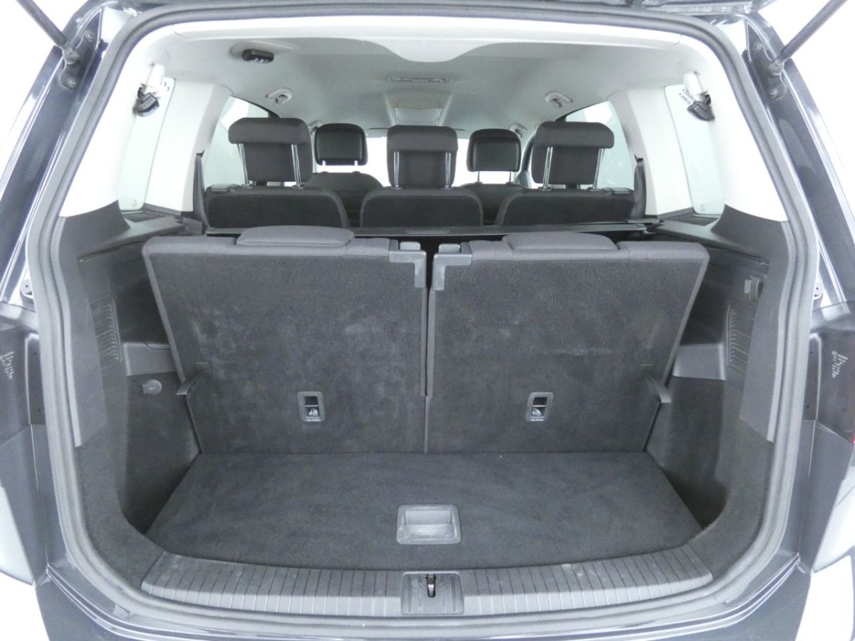 VOLKSWAGEN TOURAN 2.0 SEL TDI 5D 148 BHP - 2020 - £16,400