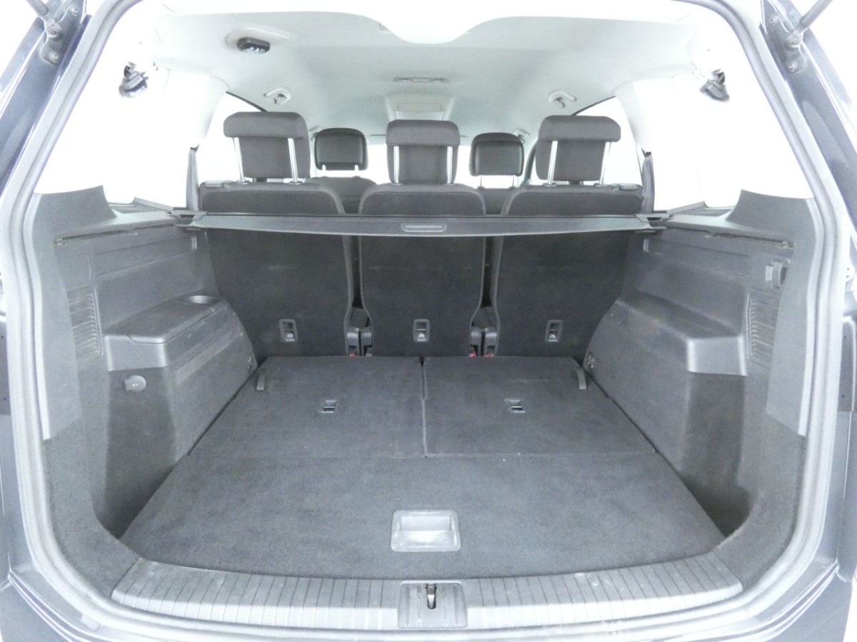 VOLKSWAGEN TOURAN 2.0 SEL TDI 5D 148 BHP - 2020 - £16,400