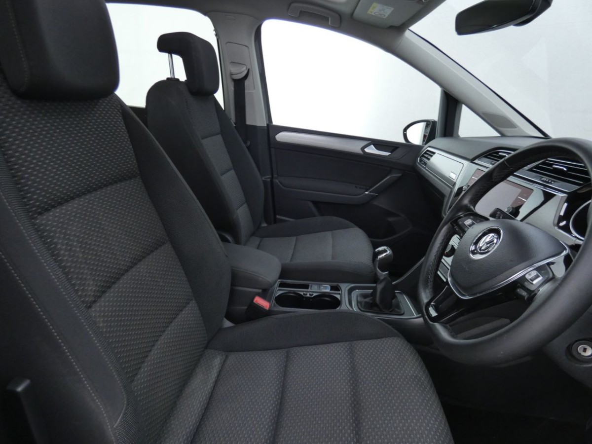 VOLKSWAGEN TOURAN 2.0 SE FAMILY TDI 5D 148 BHP - 2020 - £14,700
