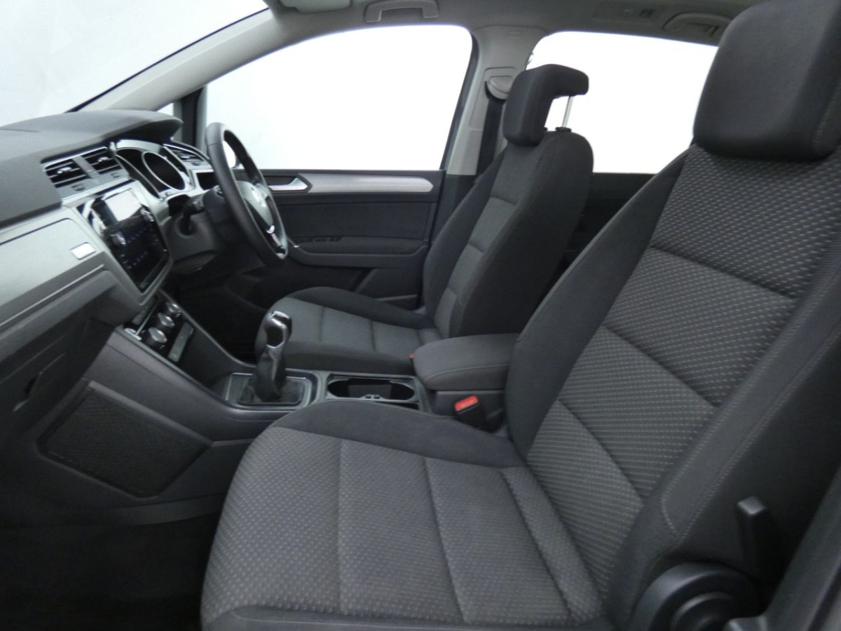 VOLKSWAGEN TOURAN 2.0 SE FAMILY TDI 5D 148 BHP - 2020 - £14,700