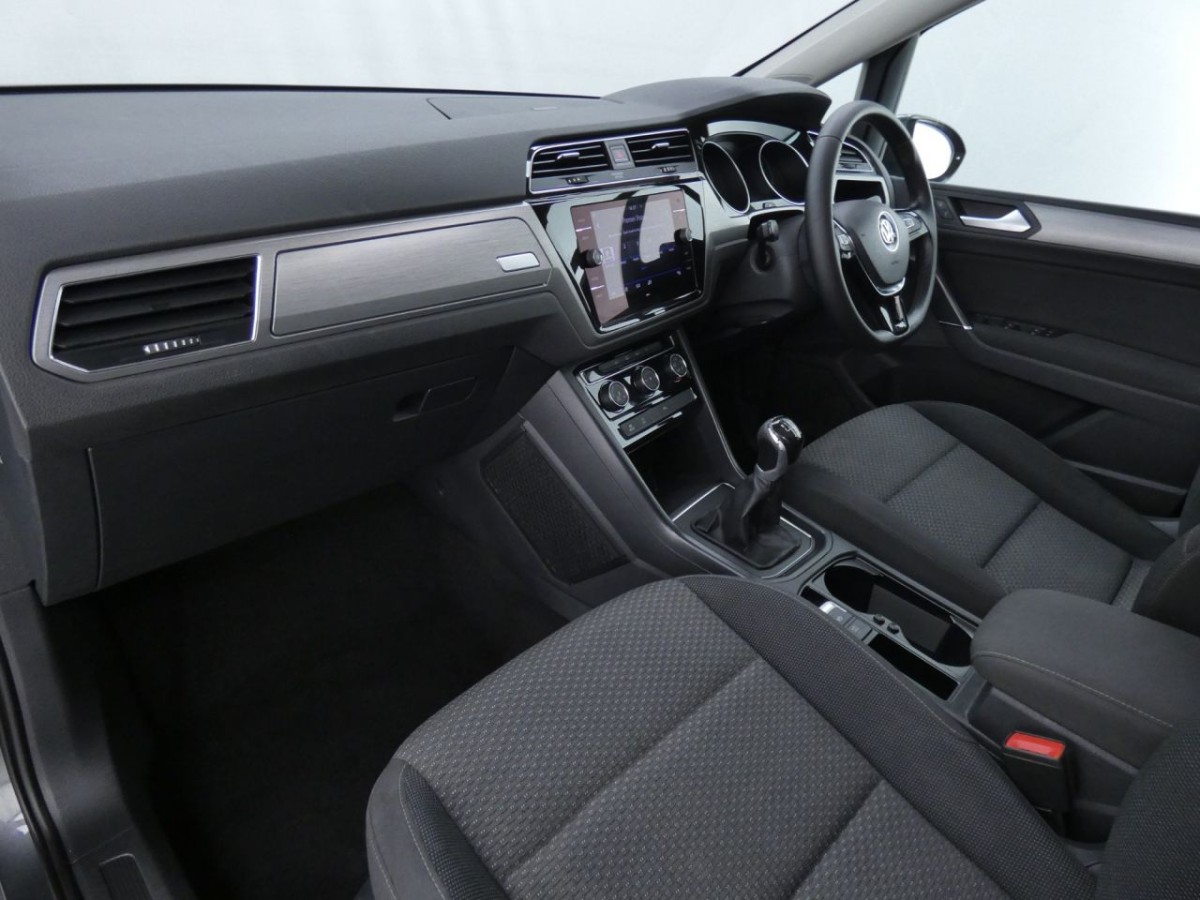 VOLKSWAGEN TOURAN 2.0 SE FAMILY TDI 5D 148 BHP - 2020 - £14,700