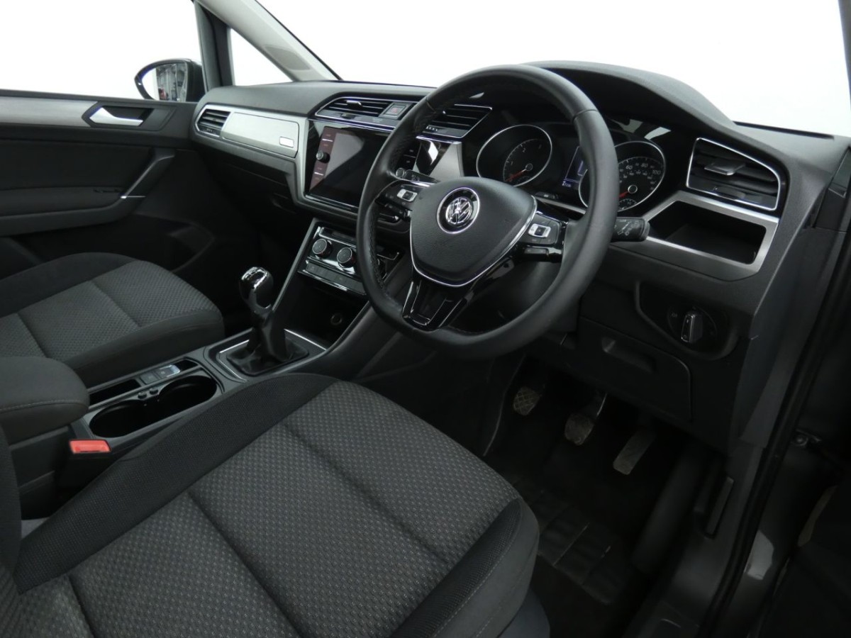 VOLKSWAGEN TOURAN 2.0 SE FAMILY TDI 5D 148 BHP - 2020 - £14,700