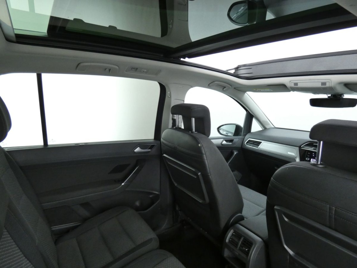 VOLKSWAGEN TOURAN 2.0 SE FAMILY TDI 5D 148 BHP - 2020 - £14,700