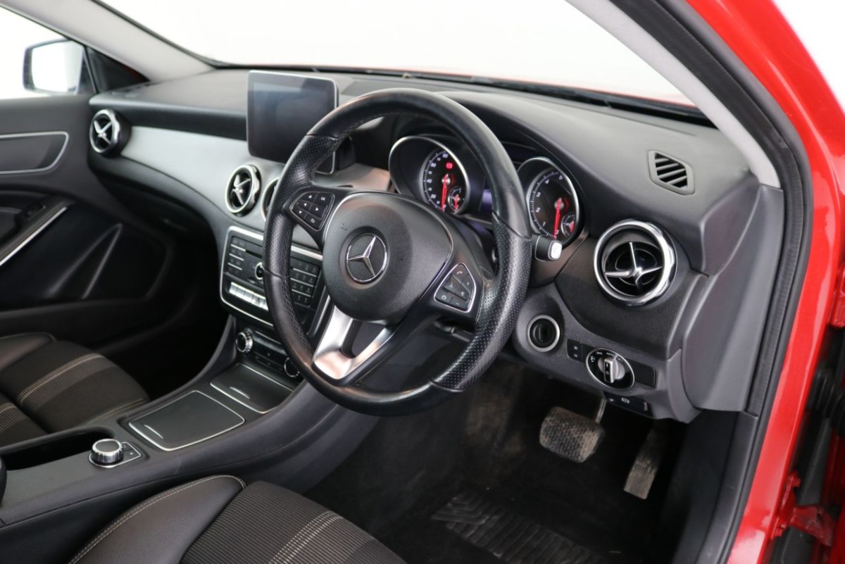 MERCEDES-BENZ GLA-CLASS 1.6 GLA 180 URBAN EDITION 5D 121 BHP - 2019 - £21,940