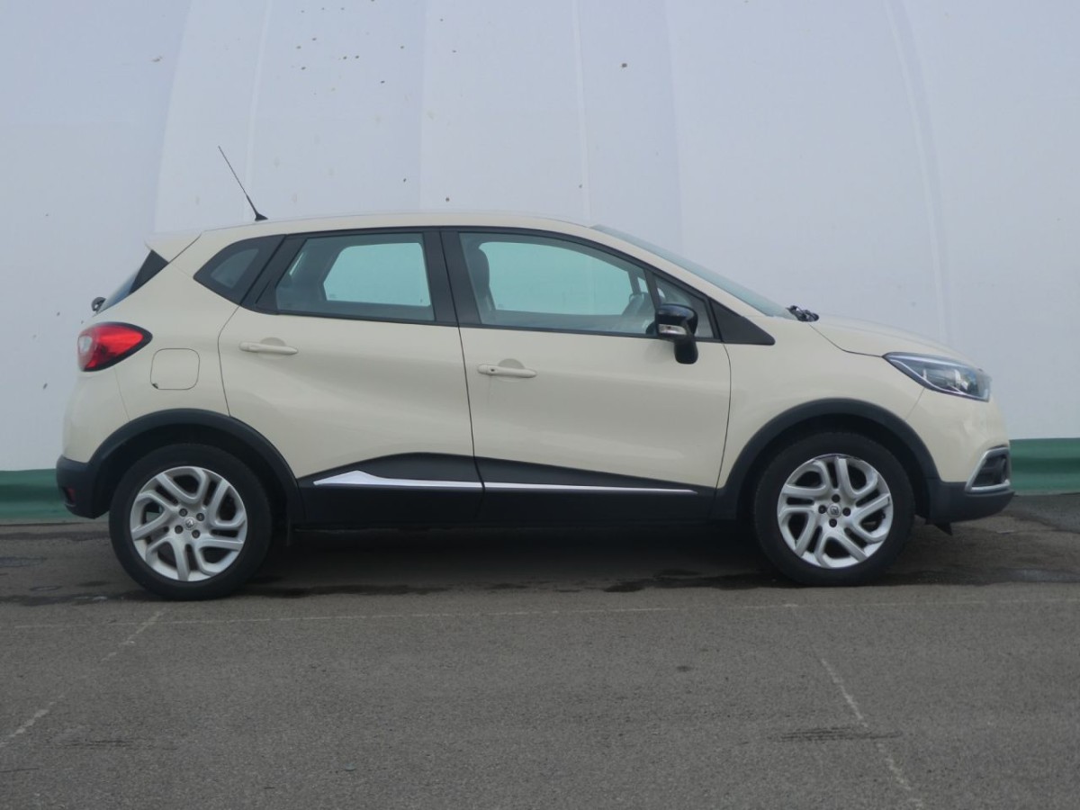 RENAULT CAPTUR 0.9 DYNAMIQUE NAV TCE 5D 90 BHP - 2015 - £9,990