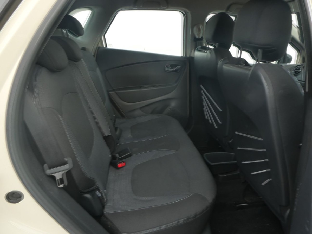 RENAULT CAPTUR 0.9 DYNAMIQUE NAV TCE 5D 90 BHP - 2015 - £9,990