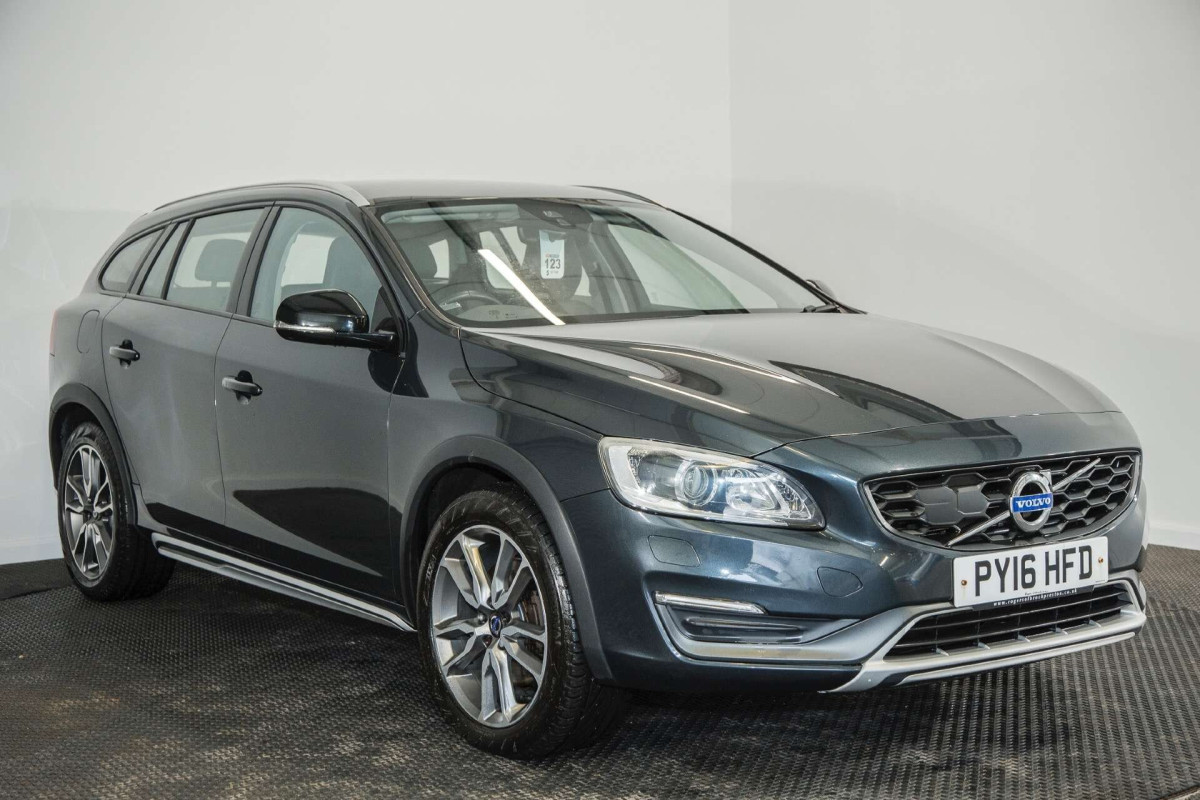 VOLVO V60 2016 (16) 2.4 D4 LUX NAV ESTATE 5DR DIESEL AUTO AWD EURO 6 (S/S) (190 PS) - 2016 - £10,500