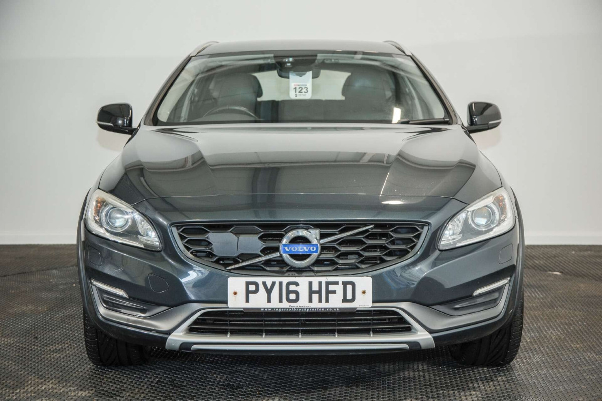 VOLVO V60 2016 (16) 2.4 D4 LUX NAV ESTATE 5DR DIESEL AUTO AWD EURO 6 (S/S) (190 PS) - 2016 - £10,500