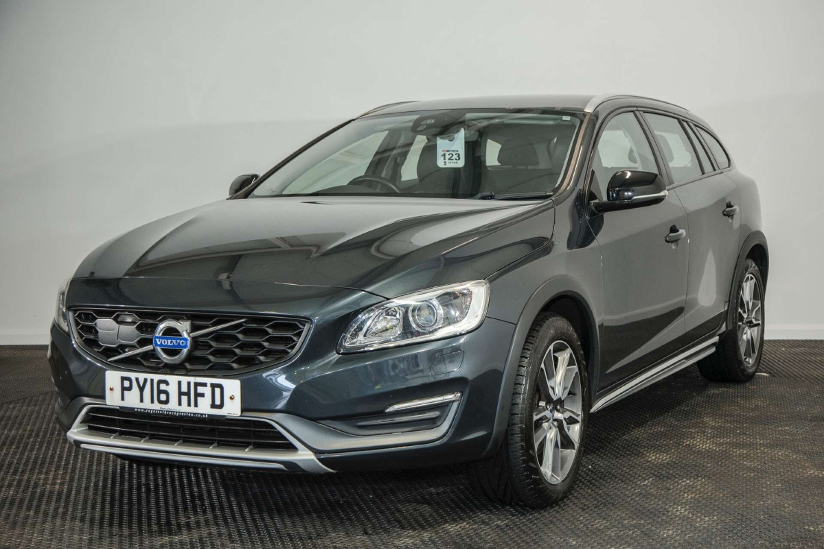 VOLVO V60 2016 (16) 2.4 D4 LUX NAV ESTATE 5DR DIESEL AUTO AWD EURO 6 (S/S) (190 PS) - 2016 - £10,500