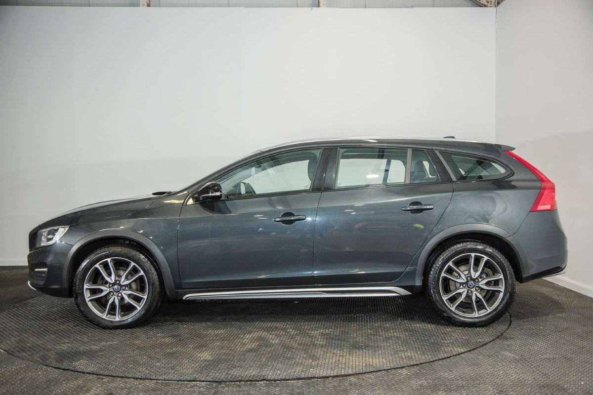 VOLVO V60 2016 (16) 2.4 D4 LUX NAV ESTATE 5DR DIESEL AUTO AWD EURO 6 (S/S) (190 PS) - 2016 - £10,500