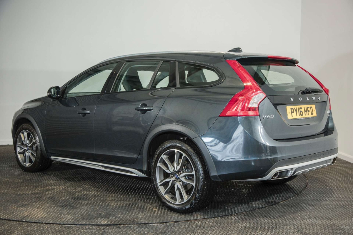 VOLVO V60 2016 (16) 2.4 D4 LUX NAV ESTATE 5DR DIESEL AUTO AWD EURO 6 (S/S) (190 PS) - 2016 - £10,500