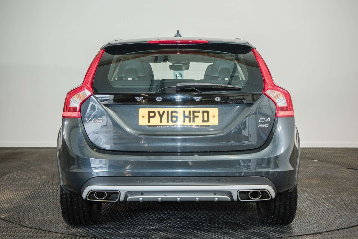 VOLVO V60 2016 (16) 2.4 D4 LUX NAV ESTATE 5DR DIESEL AUTO AWD EURO 6 (S/S) (190 PS) - 2016 - £10,500