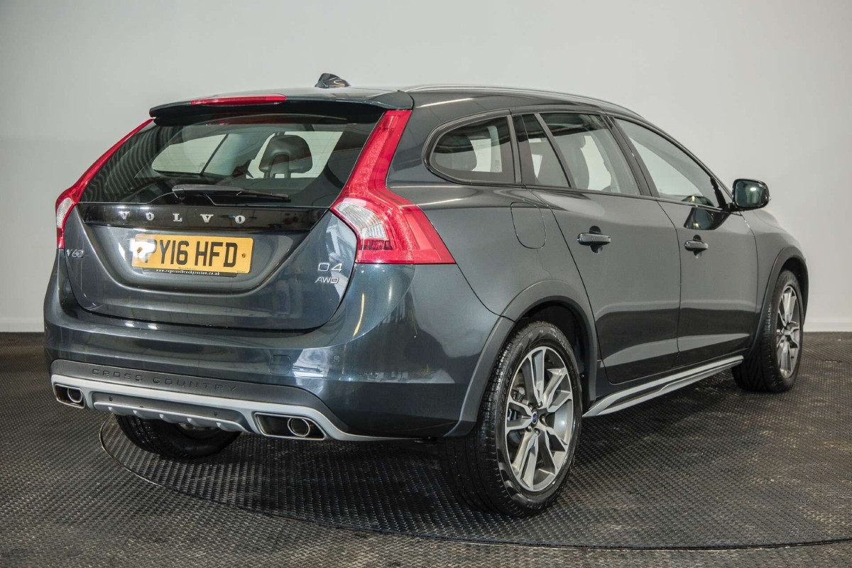 VOLVO V60 2016 (16) 2.4 D4 LUX NAV ESTATE 5DR DIESEL AUTO AWD EURO 6 (S/S) (190 PS) - 2016 - £10,500