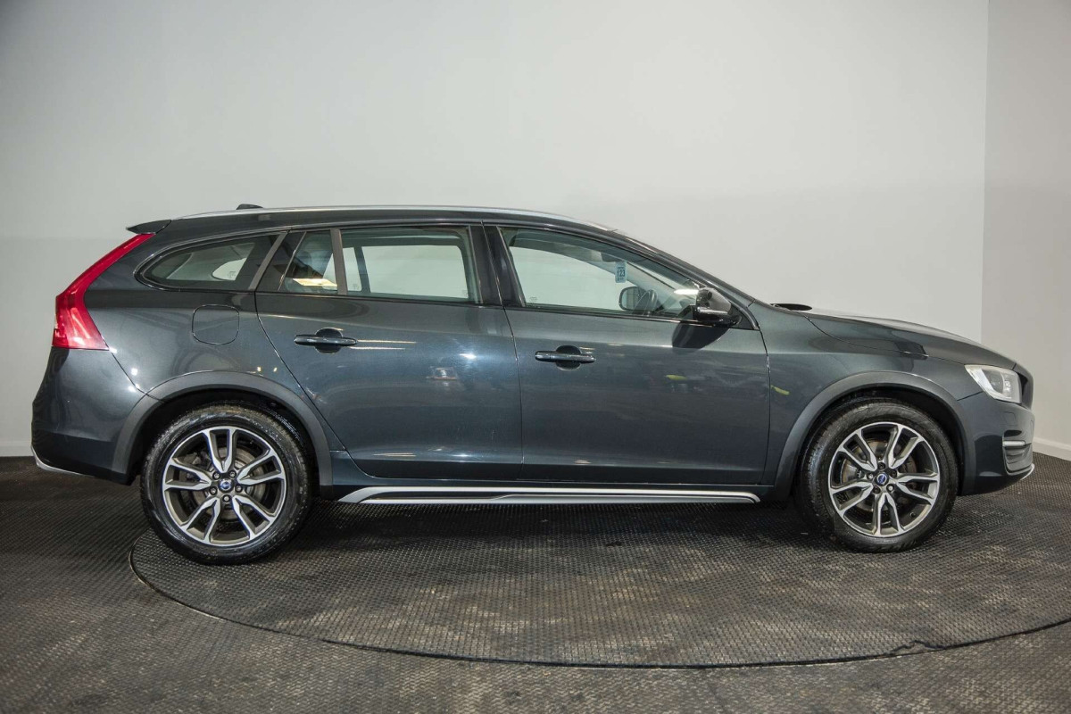 VOLVO V60 2016 (16) 2.4 D4 LUX NAV ESTATE 5DR DIESEL AUTO AWD EURO 6 (S/S) (190 PS) - 2016 - £10,500