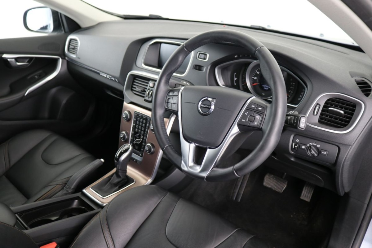 VOLVO V40 1.5 T3 CROSS COUNTRY NAV PLUS 5D 151 BHP - 2019 - £15,990