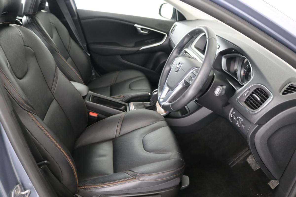 VOLVO V40 1.5 T3 CROSS COUNTRY NAV PLUS 5D 151 BHP - 2019 - £15,990