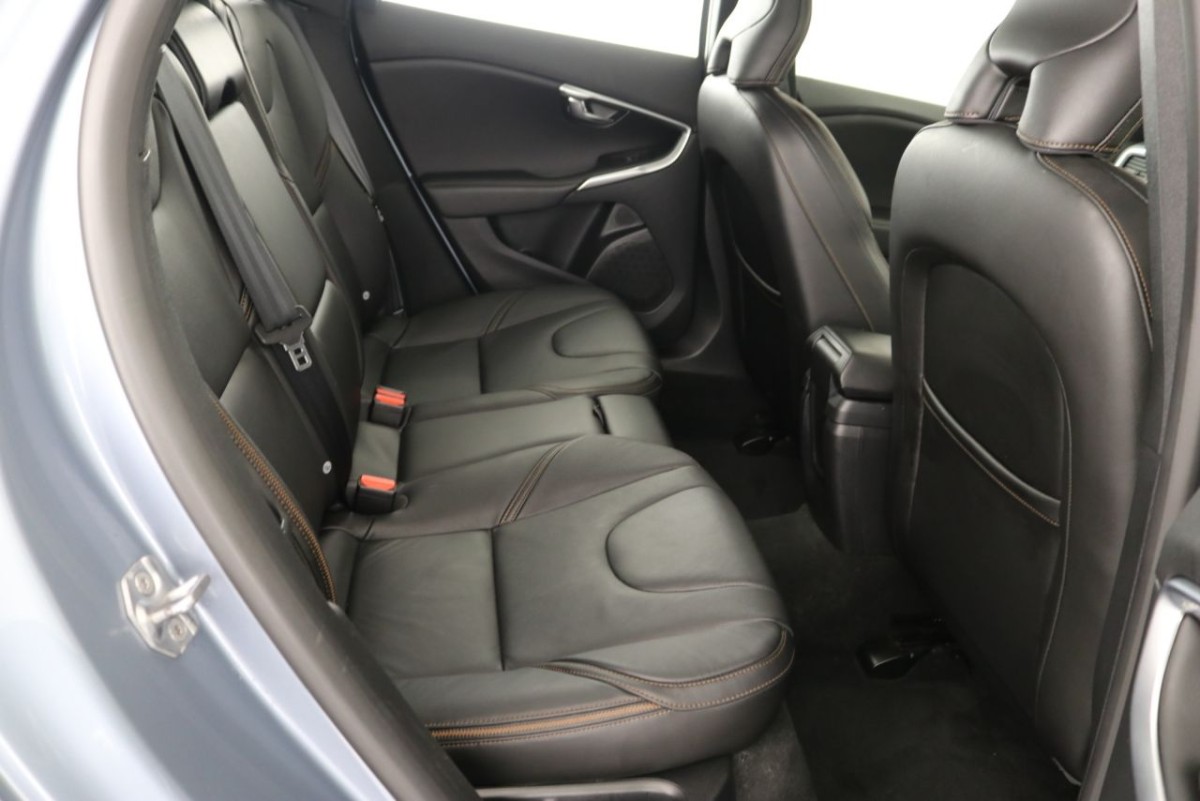 VOLVO V40 1.5 T3 CROSS COUNTRY NAV PLUS 5D 151 BHP - 2019 - £15,990