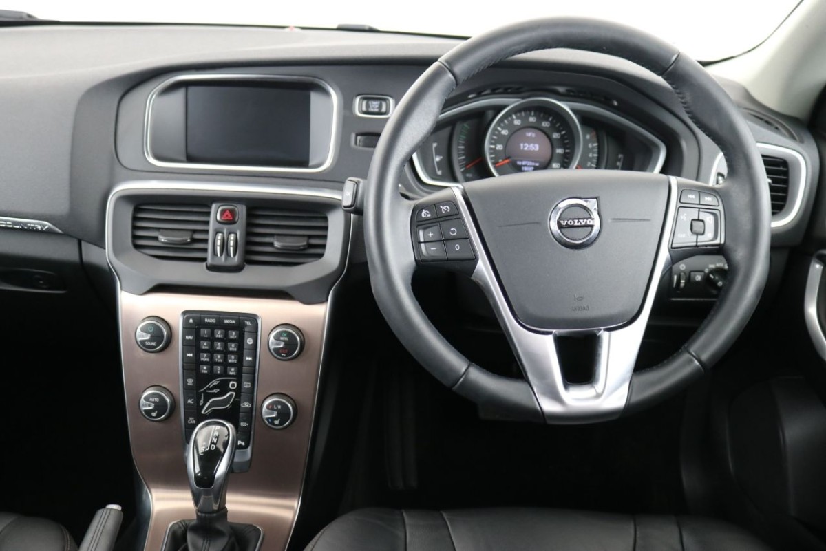 VOLVO V40 1.5 T3 CROSS COUNTRY NAV PLUS 5D 151 BHP - 2019 - £15,990