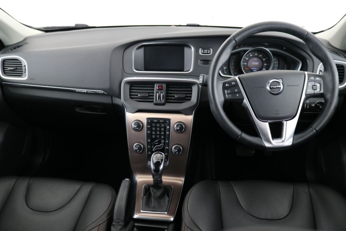 VOLVO V40 1.5 T3 CROSS COUNTRY NAV PLUS 5D 151 BHP - 2019 - £15,990