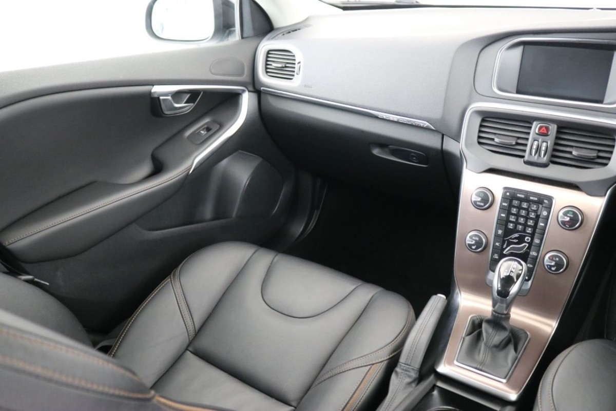 VOLVO V40 1.5 T3 CROSS COUNTRY NAV PLUS 5D 151 BHP - 2019 - £15,990