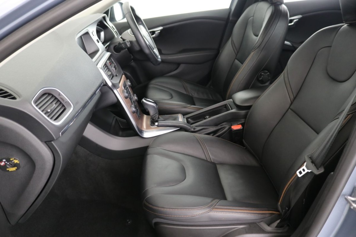 VOLVO V40 1.5 T3 CROSS COUNTRY NAV PLUS 5D 151 BHP - 2019 - £15,990