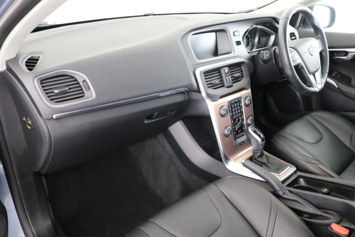 VOLVO V40 1.5 T3 CROSS COUNTRY NAV PLUS 5D 151 BHP - 2019 - £15,990