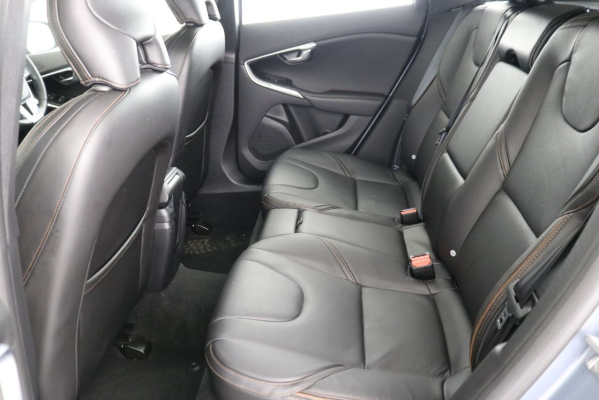 VOLVO V40 1.5 T3 CROSS COUNTRY NAV PLUS 5D 151 BHP - 2019 - £15,990