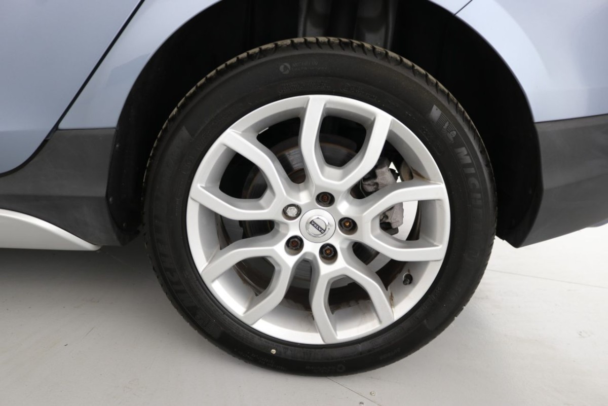 VOLVO V40 1.5 T3 CROSS COUNTRY NAV PLUS 5D 151 BHP - 2019 - £15,990