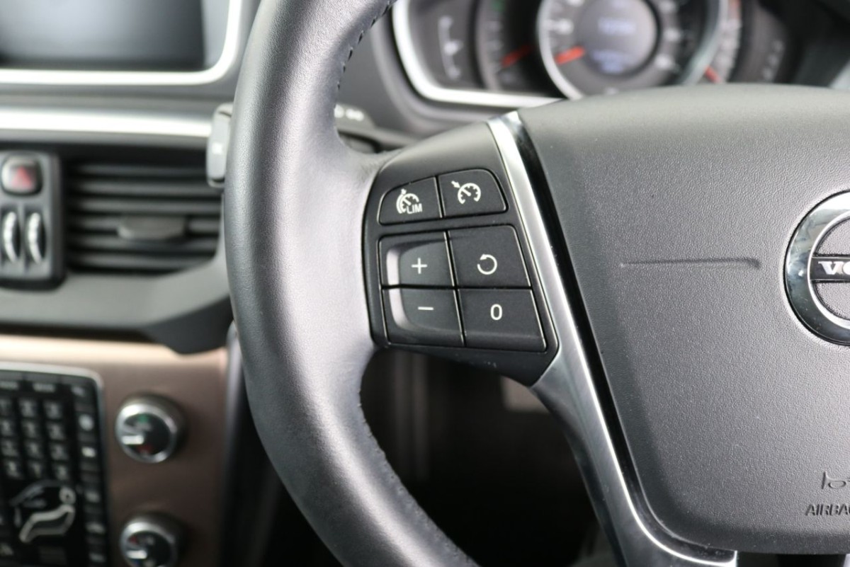 VOLVO V40 1.5 T3 CROSS COUNTRY NAV PLUS 5D 151 BHP - 2019 - £15,990