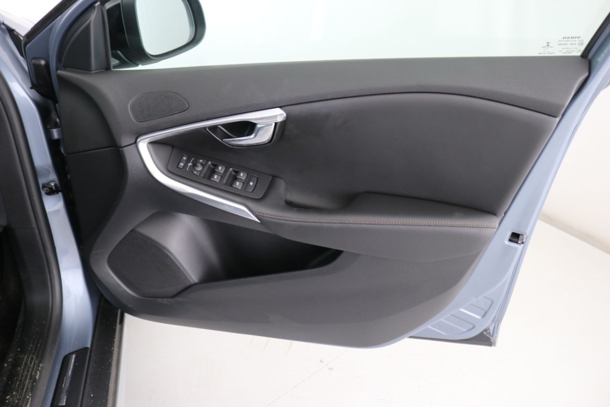 VOLVO V40 1.5 T3 CROSS COUNTRY NAV PLUS 5D 151 BHP - 2019 - £15,990