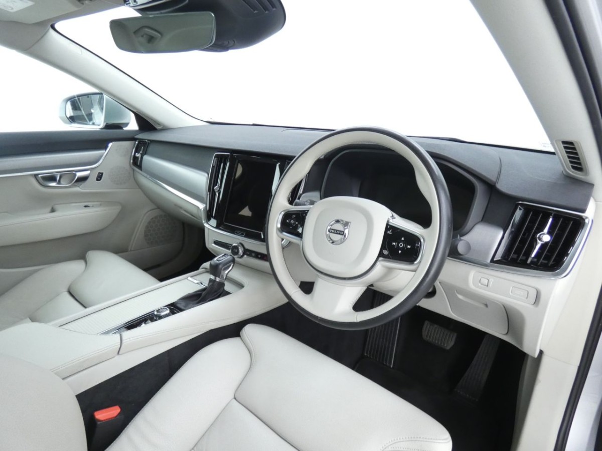VOLVO S90 2.0 T4 MOMENTUM PLUS 4D 188 BHP - 2019 - £16,990