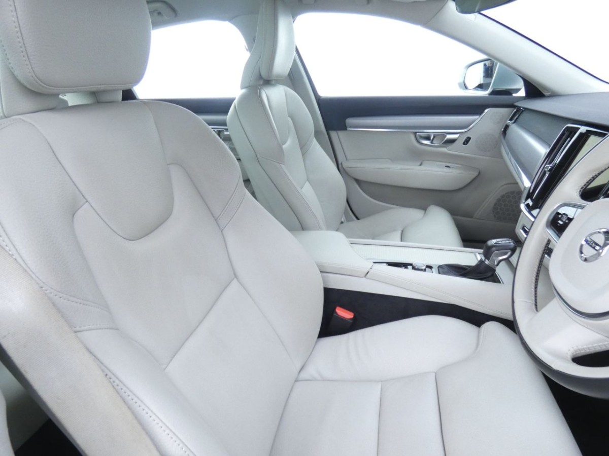 VOLVO S90 2.0 T4 MOMENTUM PLUS 4D 188 BHP - 2019 - £16,990