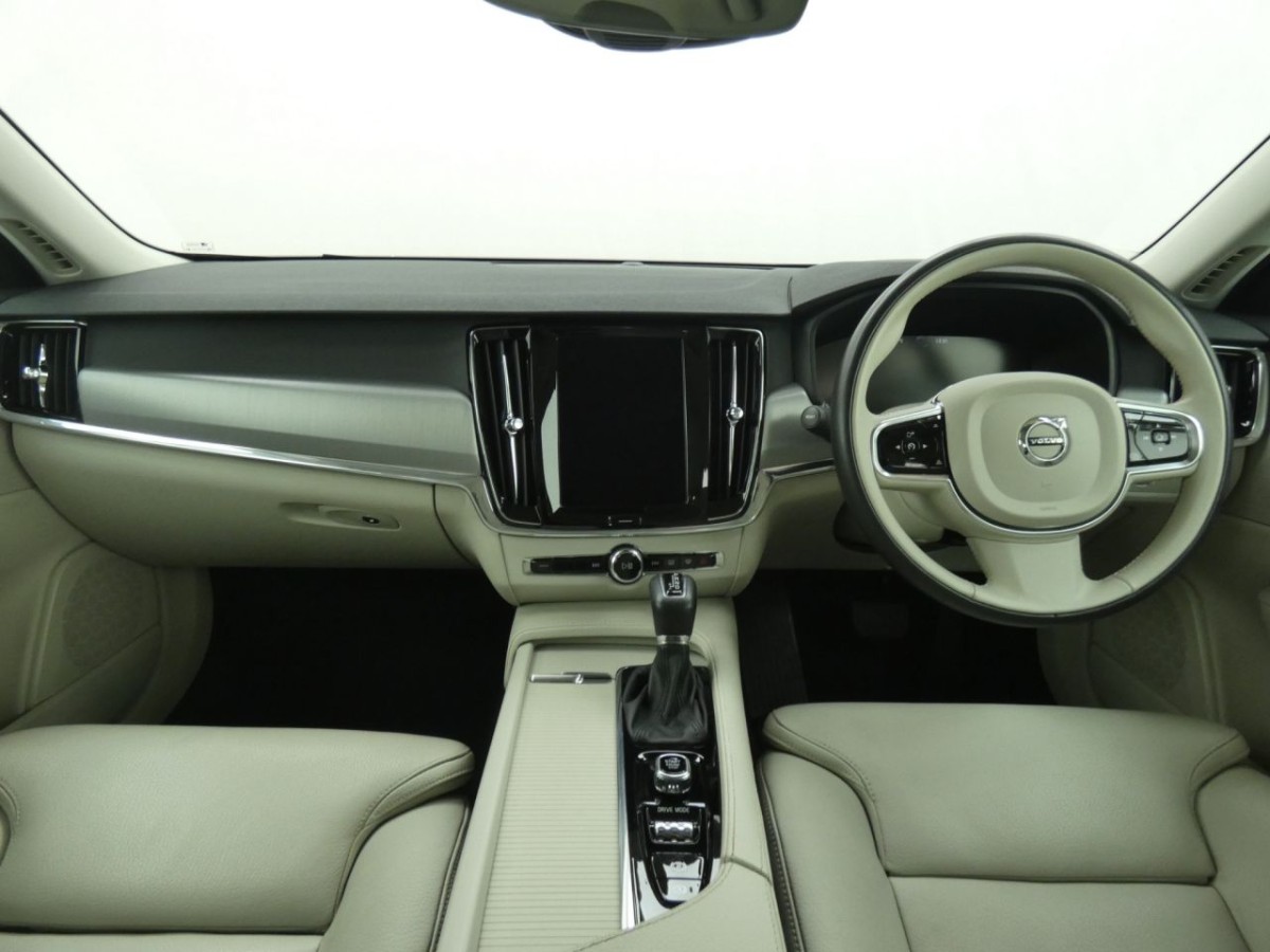 VOLVO S90 2.0 T4 MOMENTUM PLUS 4D 188 BHP - 2019 - £16,990