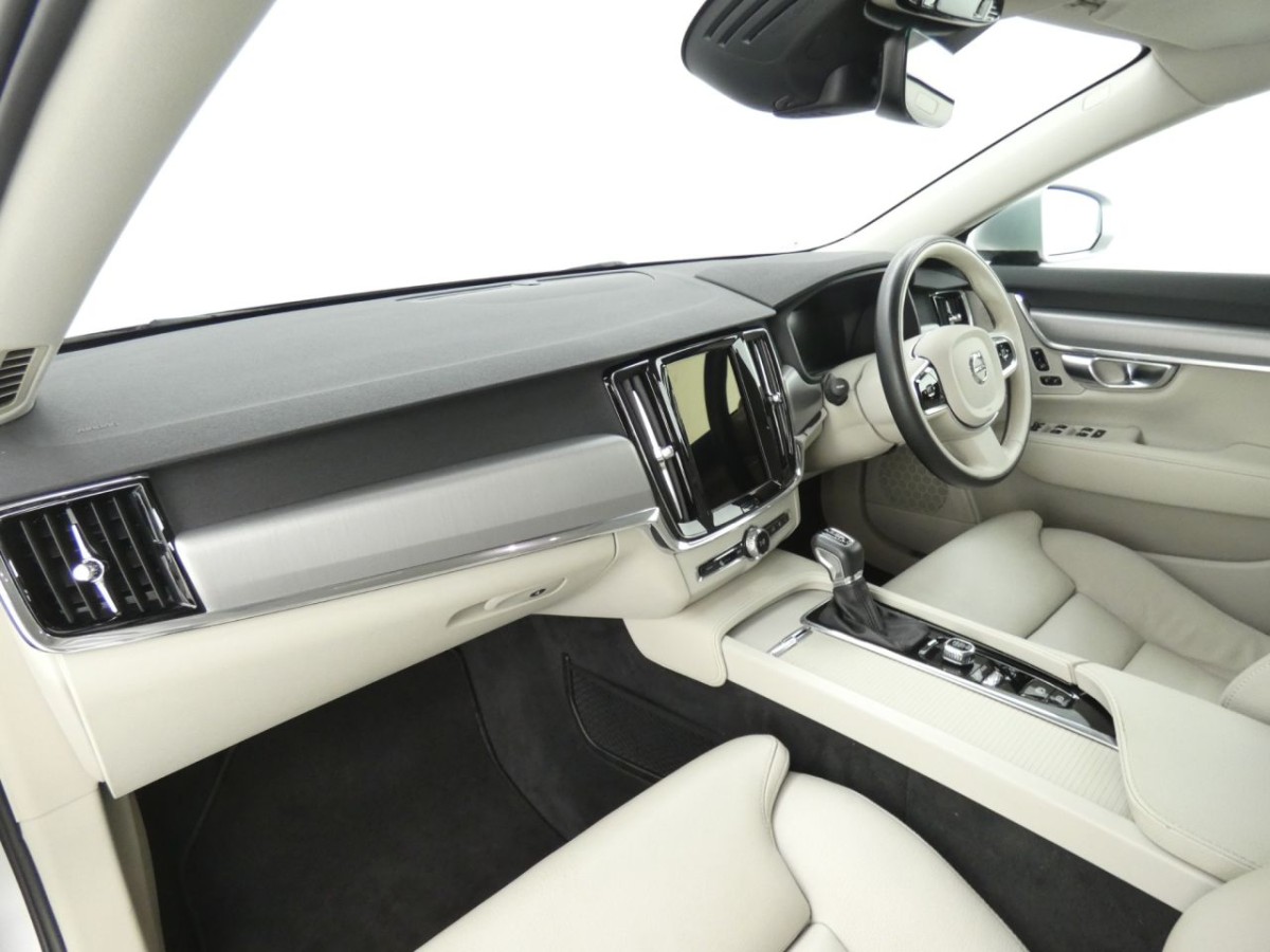 VOLVO S90 2.0 T4 MOMENTUM PLUS 4D 188 BHP - 2019 - £16,990