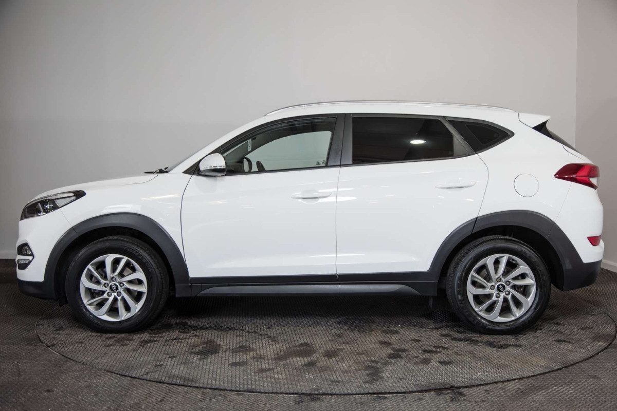 HYUNDAI TUCSON 2016 (66) 1.7 CRDI BLUE DRIVE SE NAV SUV 5DR DIESEL MANUAL EURO 6 (S/S) (116 PS) - 2016 - £9,400