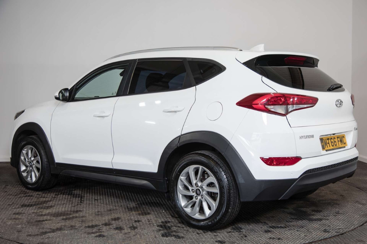 HYUNDAI TUCSON 2016 (66) 1.7 CRDI BLUE DRIVE SE NAV SUV 5DR DIESEL MANUAL EURO 6 (S/S) (116 PS) - 2016 - £9,400