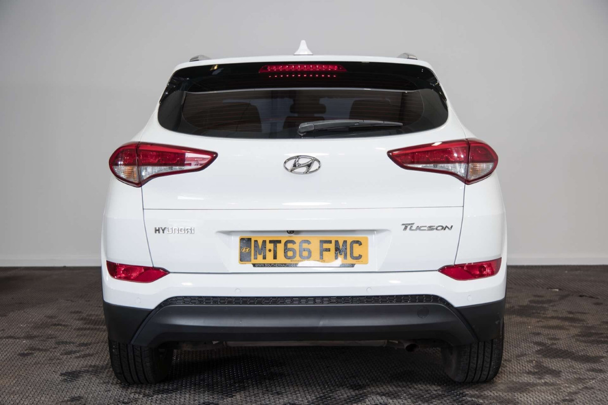 HYUNDAI TUCSON 2016 (66) 1.7 CRDI BLUE DRIVE SE NAV SUV 5DR DIESEL MANUAL EURO 6 (S/S) (116 PS) - 2016 - £9,400