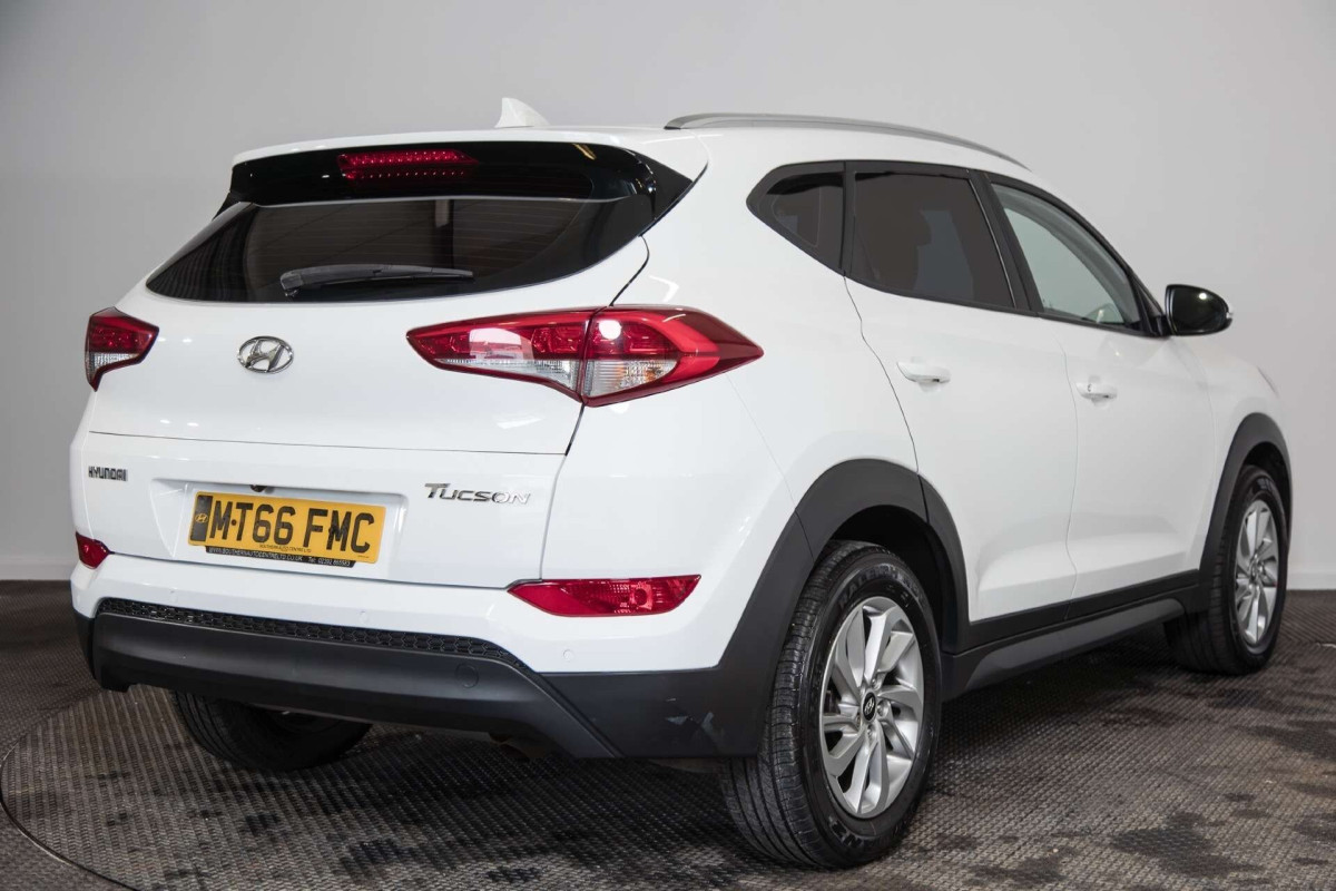 HYUNDAI TUCSON 2016 (66) 1.7 CRDI BLUE DRIVE SE NAV SUV 5DR DIESEL MANUAL EURO 6 (S/S) (116 PS) - 2016 - £9,400